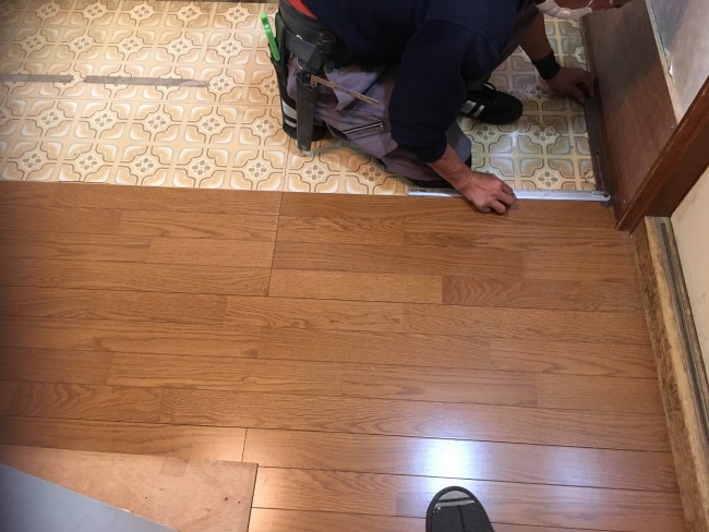 鎌ケ谷市にて床貼り工事に来ています。