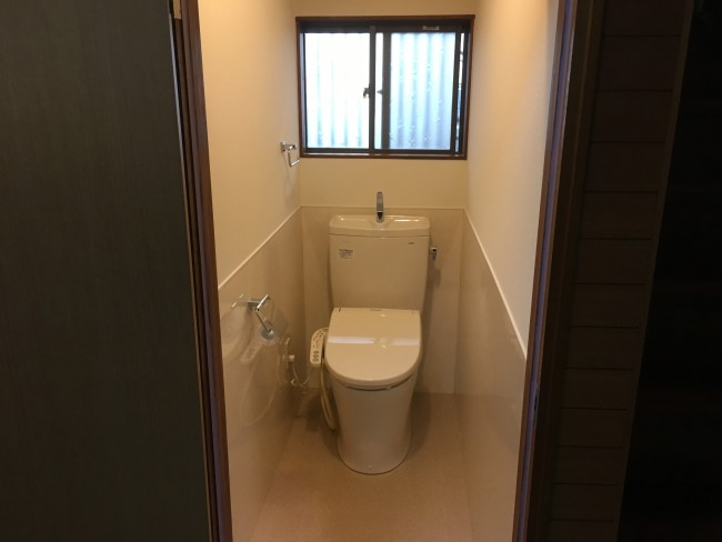 松戸市で古くなった隅付けタンクのトイレを交換してきました。