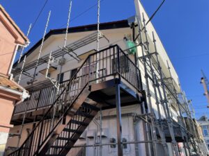 松戸市で施工していたアパート兼店舗の外壁等塗装の足場を外しました。