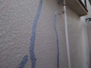 柏市で施工している外壁塗装と屋根塗装で外壁の下処理を施工しています。