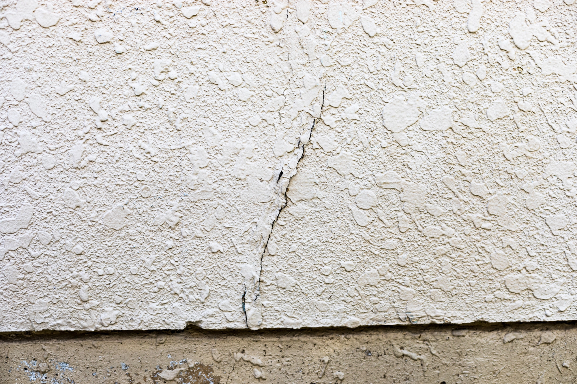 外壁のひび割れ(クラック)