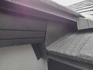 松戸市の屋根葺き替え工事と付帯板金工事を施工しています。