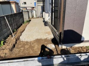 松戸市で外構工事をしています。庭部分のコンクリート打ちの下地を少しやっています。