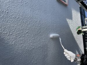 松戸市で施工中の外壁塗装で本日は下塗り2回目の塗装です。