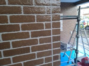 市川市の外壁塗装と屋根塗装、バルコニー防水塗装の工事を進行中。