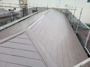 松戸市で施工している外壁塗装と屋根塗装で屋根の上塗りを施工しました。