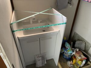 松戸市で水漏れの為、洗面台を交換しました。