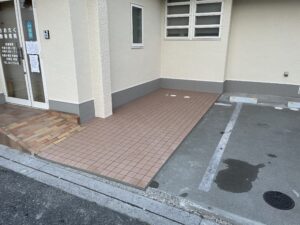 柏市で外壁塗装と屋根葺き替えの他にタイル工事を施工してきました。