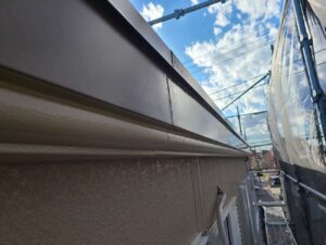 流山市で施工している外壁塗装と屋根塗装現場で付帯塗装を施工しています。