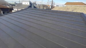 柏市で屋根の葺き替えを施工しました。ガルバリュウム鋼板でカバー工法です。