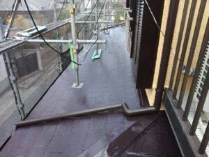 松戸市で外壁塗装と屋根塗装が終わり雨樋を取り付けました。