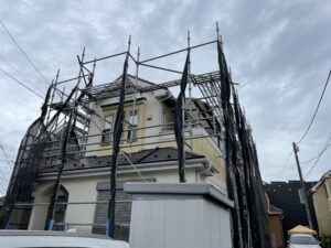 柏市の屋根葺き替え現場です。明日は天候が荒れませんように。
