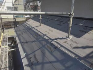 松戸市の屋根葺き替え工事で今日から下屋根の施工になります。
