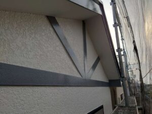 柏市で外壁塗装と屋根塗装を施工中で付帯塗装に入りました。