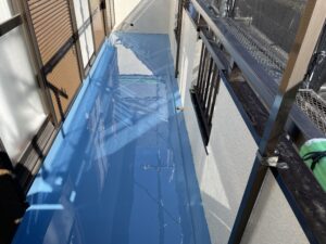 柏市で施工中の外壁塗装とリフォーム工事でベランダ防水を施工しています。