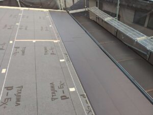松戸市で屋根の葺き替え工事を施工しています。