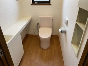 流山市でトイレ交換と床張替え工事を施工しました。