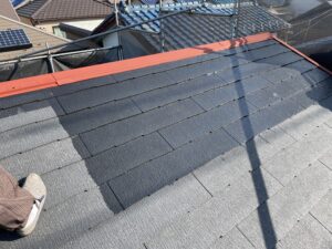 松戸市の塗装現場で今日は屋根の下塗りを施工しました。