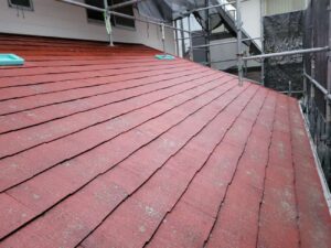 野田市の外壁塗装と屋根塗装の現場で下屋根塗装ならかかります。