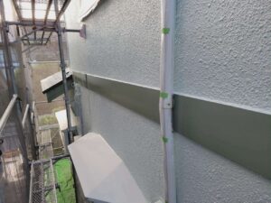 松戸市で施工中の外壁塗装は付帯塗装中です。