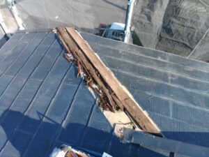 柏市で進行中の外壁塗装と屋根塗装現場で棟板金交換を施工しています。