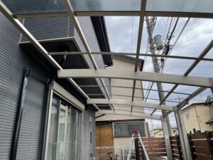 松戸市で外壁塗装と屋根塗装をやる前にカーポート屋根材を外してきました。