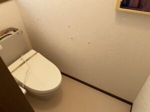 松戸市でトイレのクロスと床の張替え工事を施工してきました。