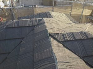 松戸市の屋根葺き替えで大屋根施工中です。