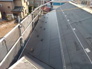 柏市で屋根の葺き替え工事をカバー工法で施工しています。