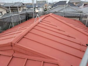 松戸市で外壁塗装と屋根塗装を施工しています。トタン屋根の下塗り施工しました。