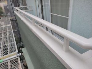 松戸市の外壁塗装、屋根塗装の工事で付帯仕上げをしています。