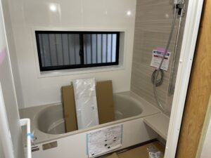 松戸市の浴室改修工事で本日はユニットバス組立です。