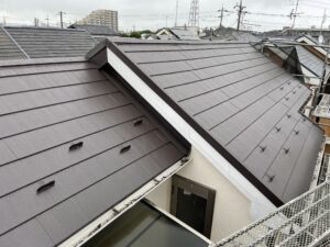 柏市で施工中の屋根葺き替え工事ですが雨続きで進みません。