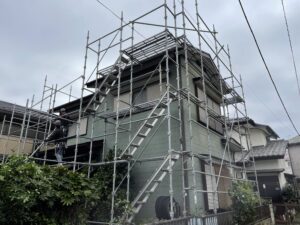 流山市で屋根の葺き替えをカバー工法で施工します。