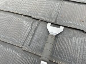 柏市で施工している外壁塗装と屋根塗装で屋根のスペーサーを施工しました。