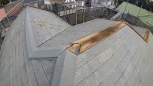 柏市の外壁塗装と屋根塗装現場で屋根棟板金の交換を施工