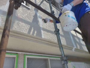柏市で進行中の外壁塗装でひび割れ補修などの下処理をしました。