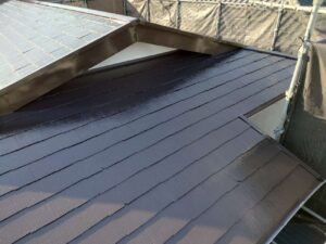 柏市の外壁塗装と屋根塗装現場で屋根の中塗りを塗装しました。