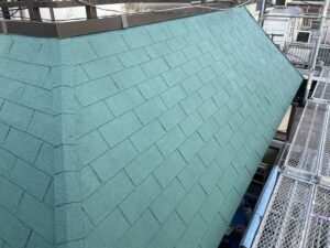 松戸市で施工中の改装工事で屋根の塗装をしてきました。