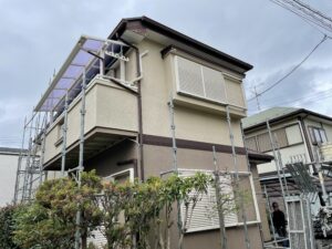 松戸市で外壁塗装と屋根塗装を始めます。今日は足場組立です。