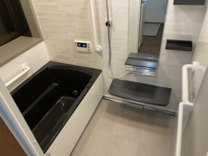 柏市で浴室ユニットバスと洗面台交換、内装工事を施工しました。