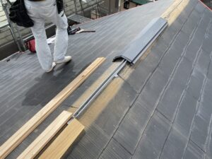 柏市で外壁塗装と屋根塗装を進行中、今日は屋根の板金を交換しました。
