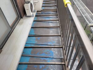 松戸市で鉄部塗装の為に、下処理をしています。
