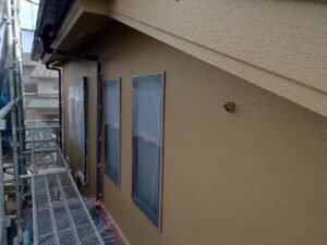 流山市で外壁塗装と屋根塗装を施工中、今日は外壁塗装を進めました。