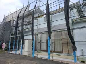 吉川市で施工している外壁塗装と屋根塗装で外壁の下塗りを進めています。