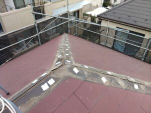 松戸市で屋根の葺き替え工事をカバー工法で施工していきます。