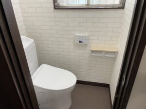 流山市でトイレ交換と内装工事を施工しました。