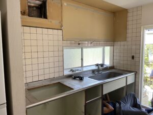 松戸市でキッチン交換の工事を始めました。