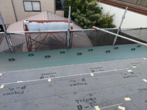 柏市で金属屋根をグリーン色で葺き替えています。