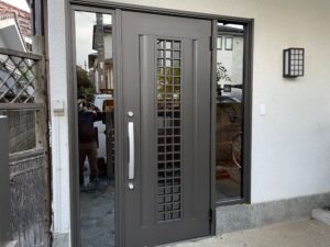柏市で古い玄関をカバー工法で新しい玄関に交換しました。